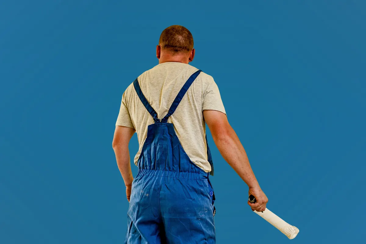 Artisan peintre en tenue de travail