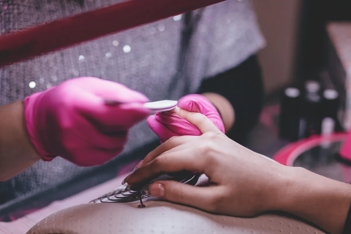 Préparation professionnelle des ongles en institut