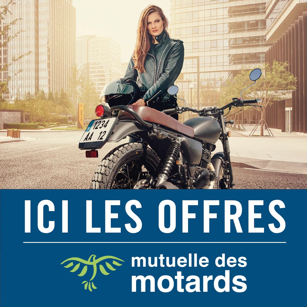 Conductrice auprès d'une moto 125 en environnement urbain