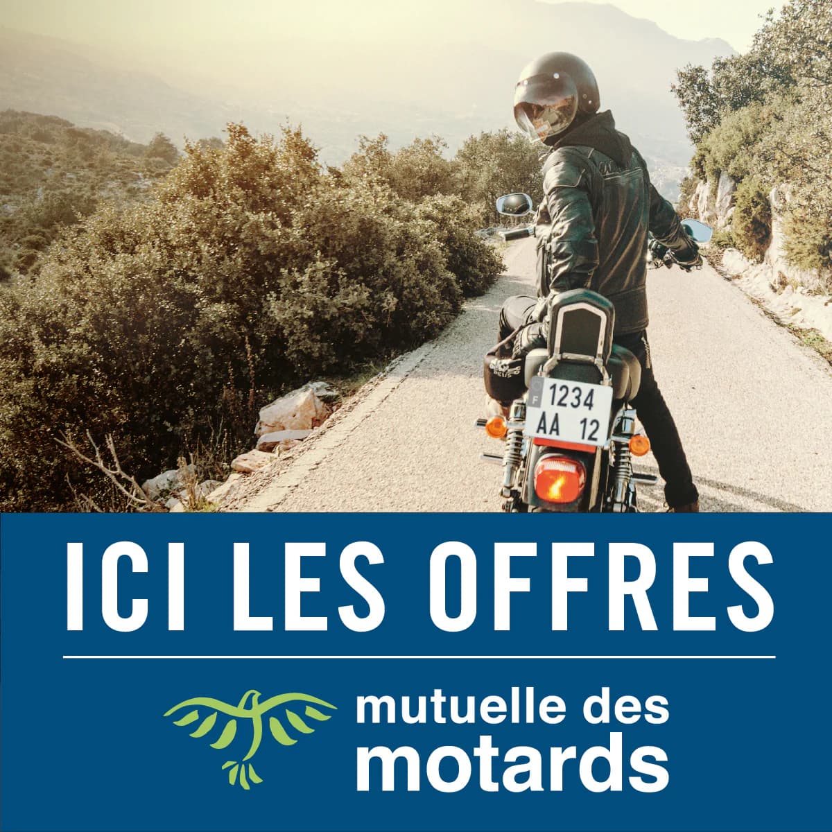 Motard sur une route avec une moto achetée d'occasion