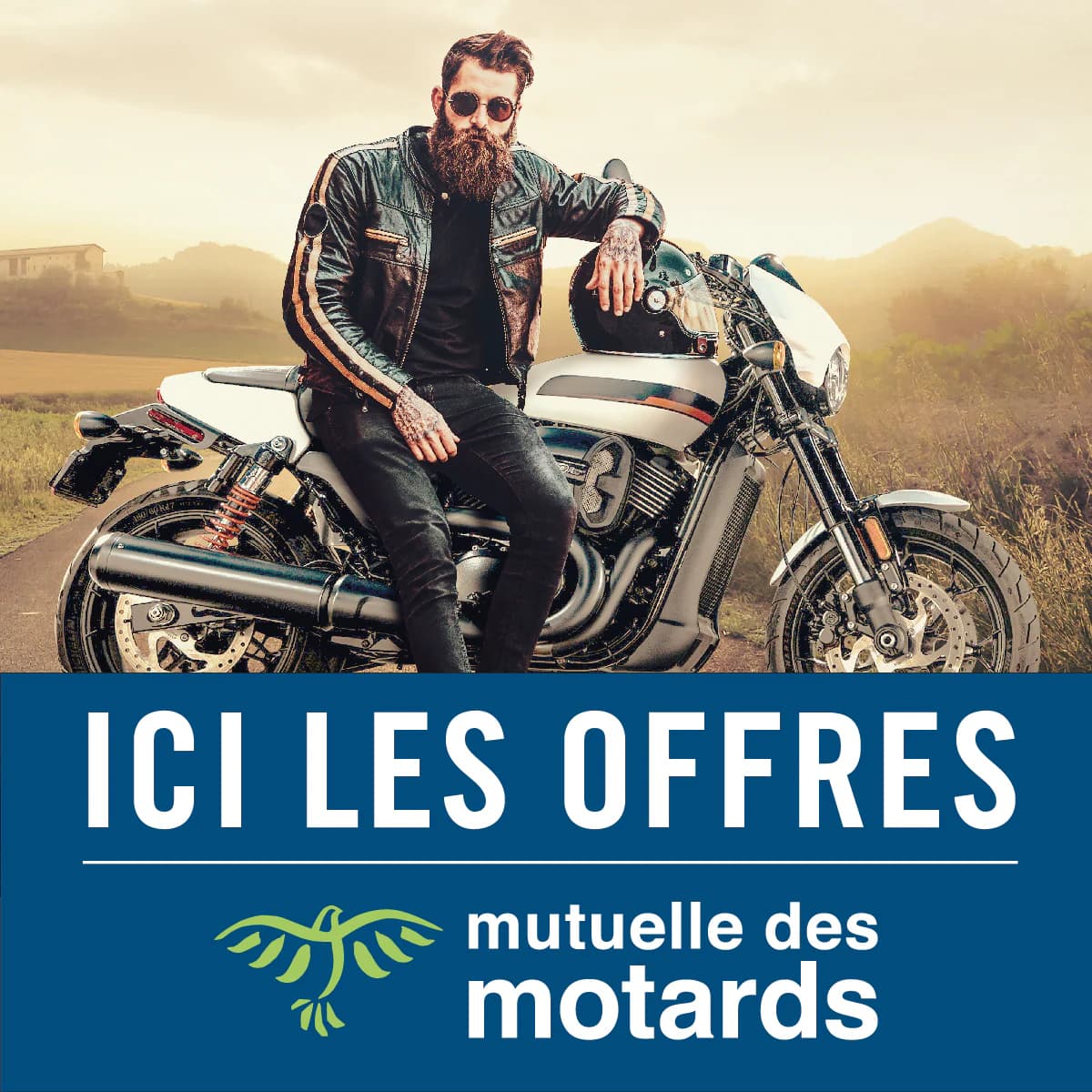 Motard avec sa moto pour une étude d'assurance moto