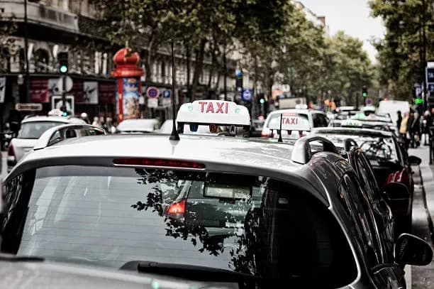 Taxis en station dans une rue urbaine