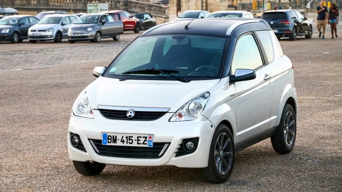 Voiture sans permis blanche stationnée en ville
