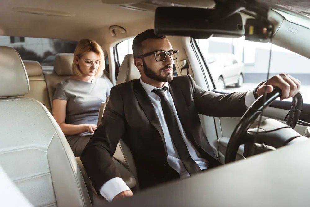 Chauffeur VTC conduisant une passagère