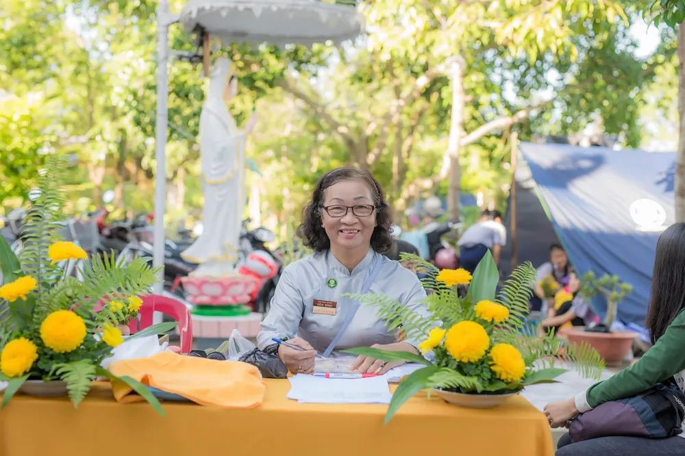 Personne tenant un stand d’accueil lors d’un rassemblement