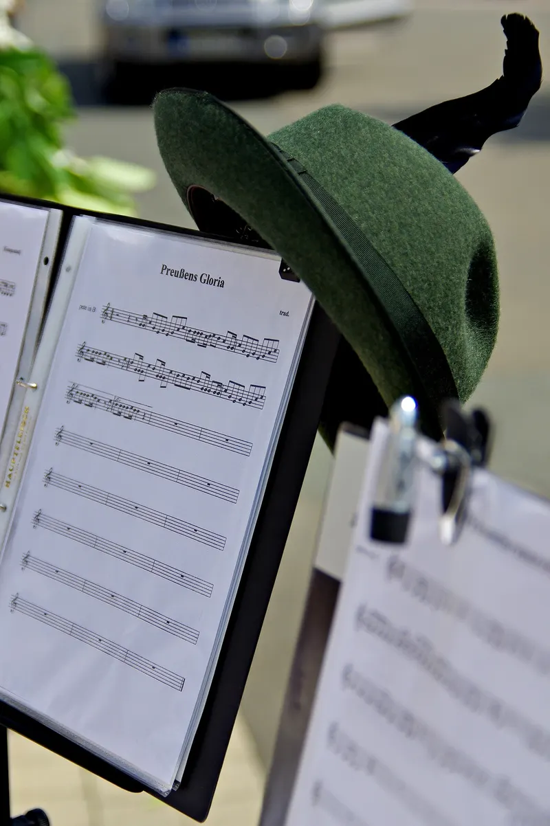 Partition musicale et accessoires posés sur un pupitre