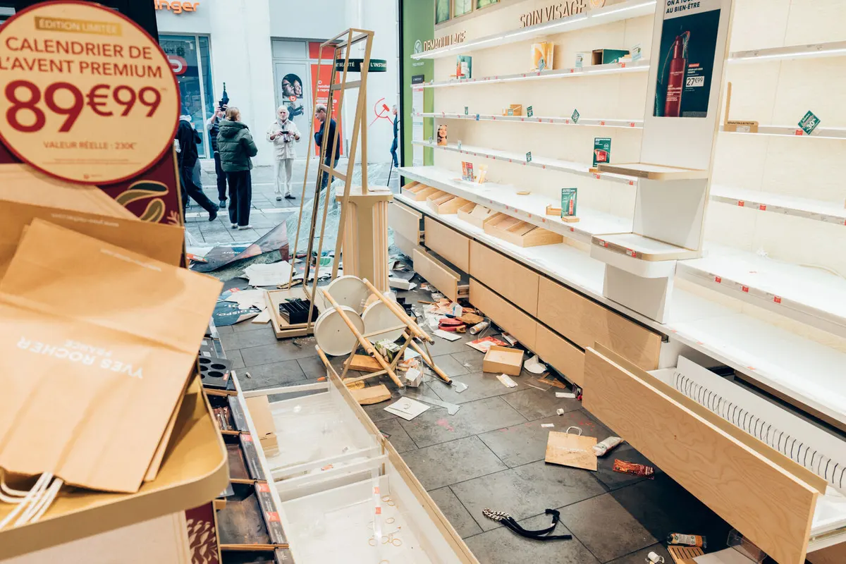 Rayonnages et mobilier dégradés à l’intérieur d’un commerce