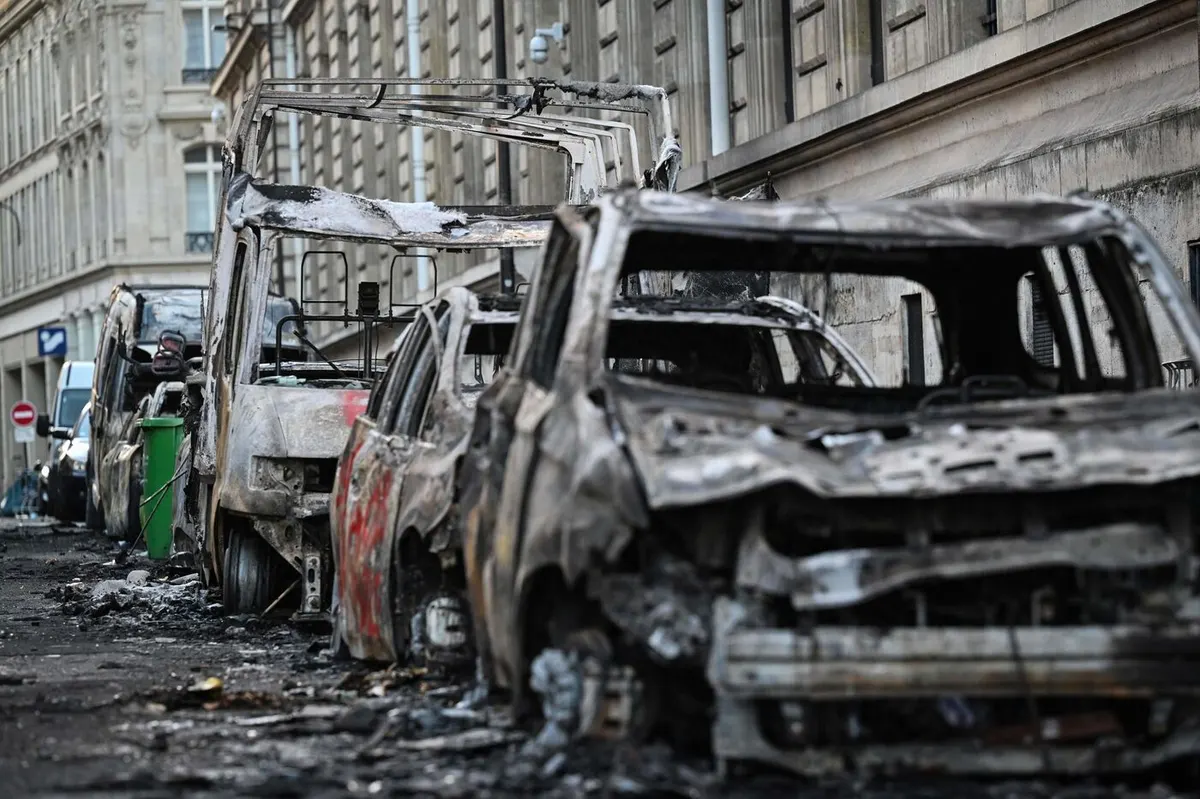 Carcasses de véhicules incendiés dans une rue