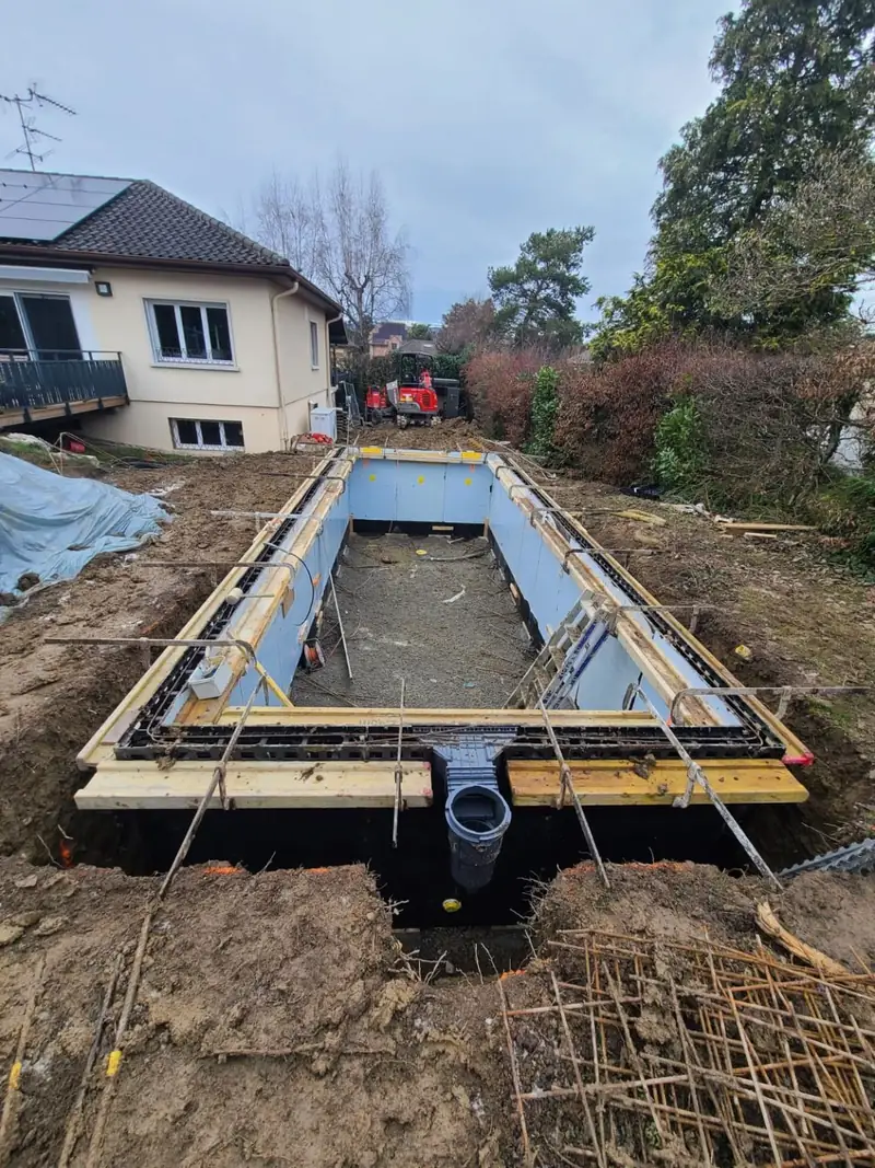 Chantier de piscine avec coffrage et ferraillage