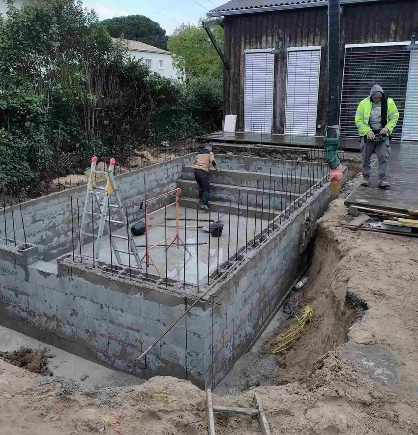 Construction d’une piscine en blocs béton