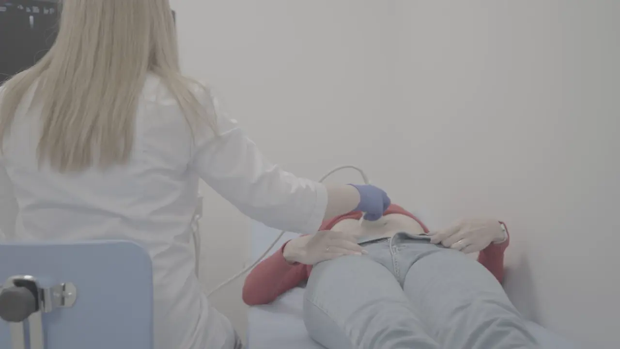 Examen médical avec échographie