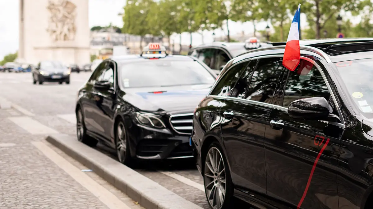 Taxis parisiens illustrant l’activité quotidienne des chauffeurs