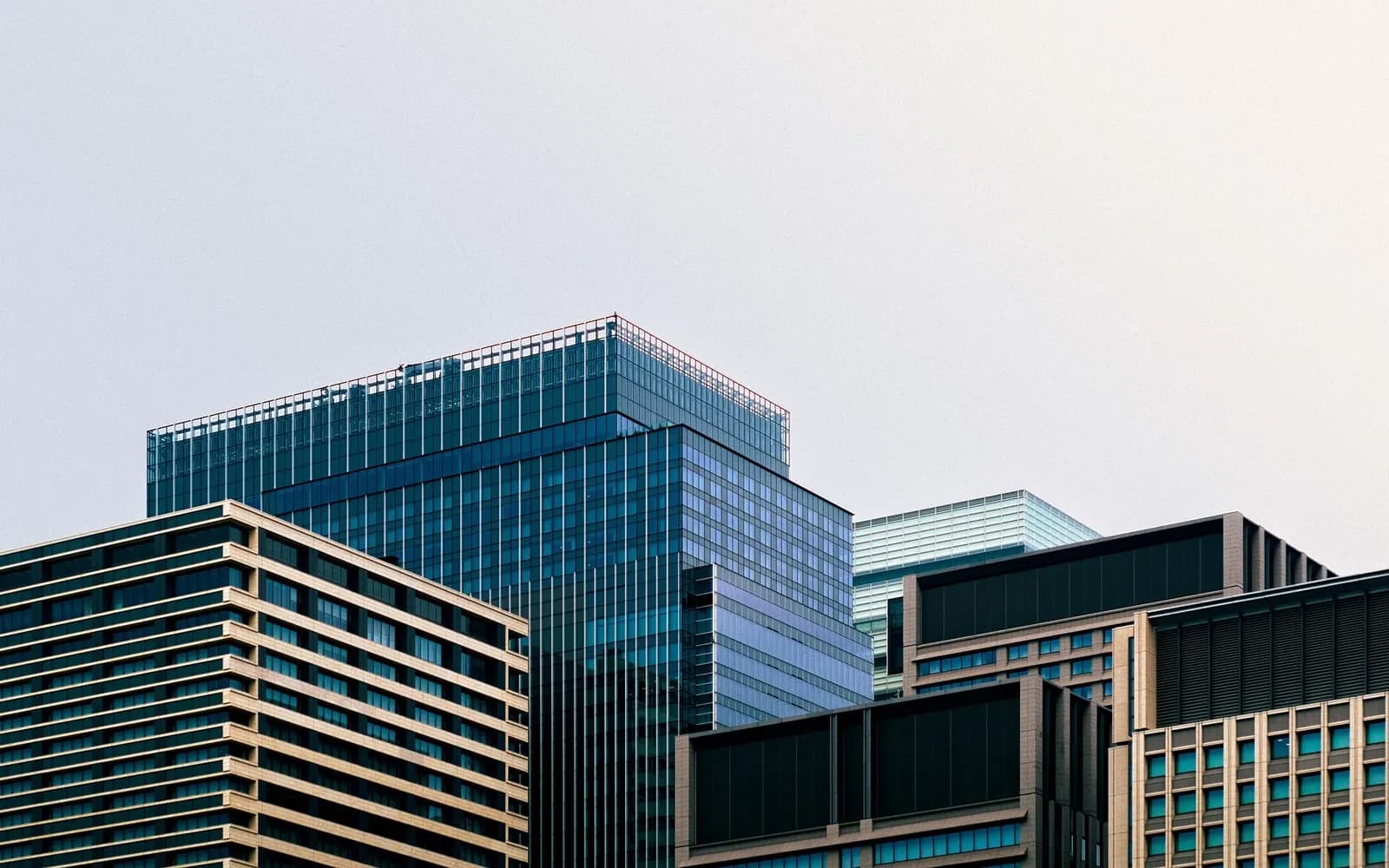 Ensemble d’immeubles contemporains aux façades vitrées
