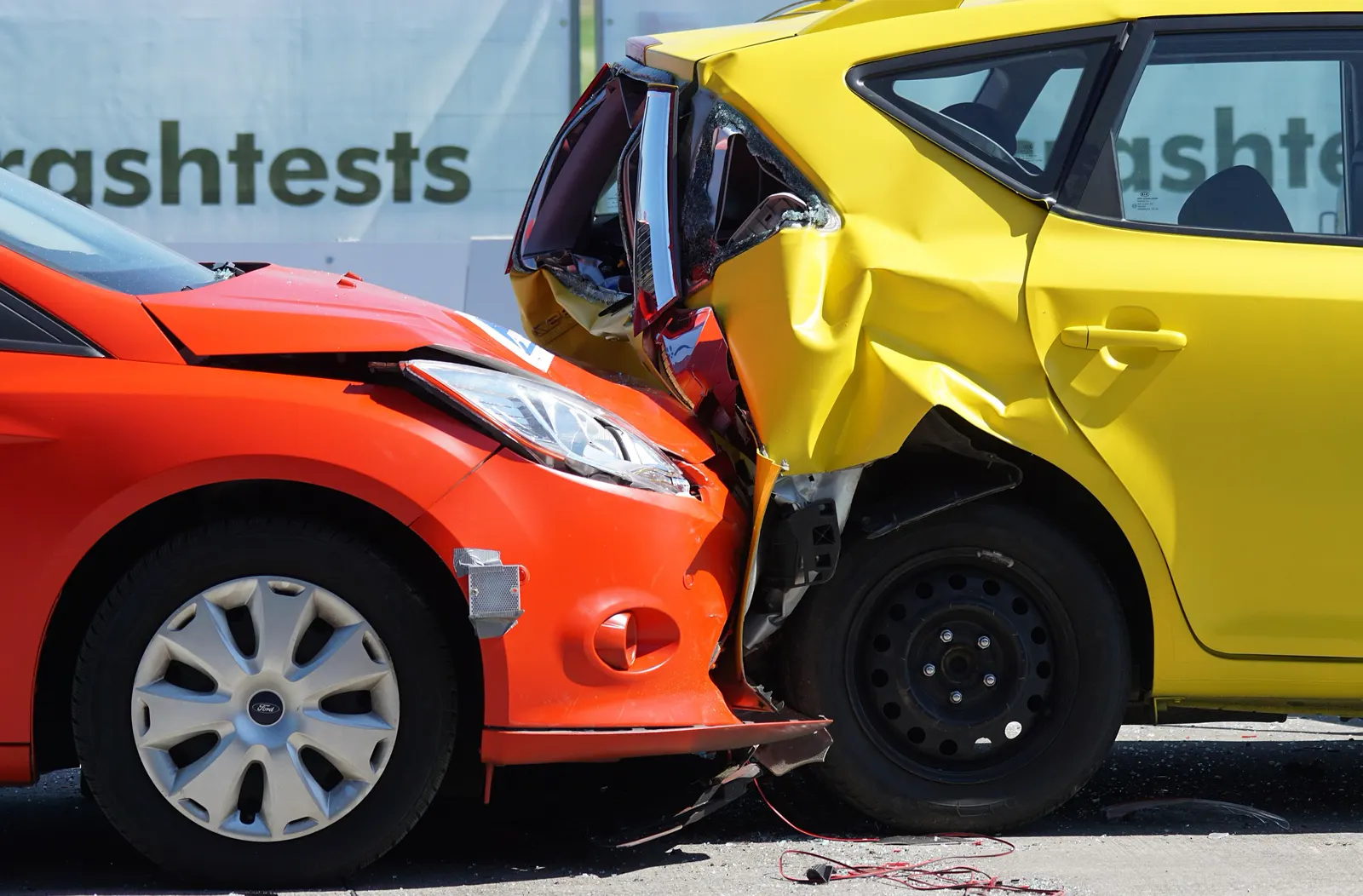 Collision entre deux véhicules lors d'un test automobile