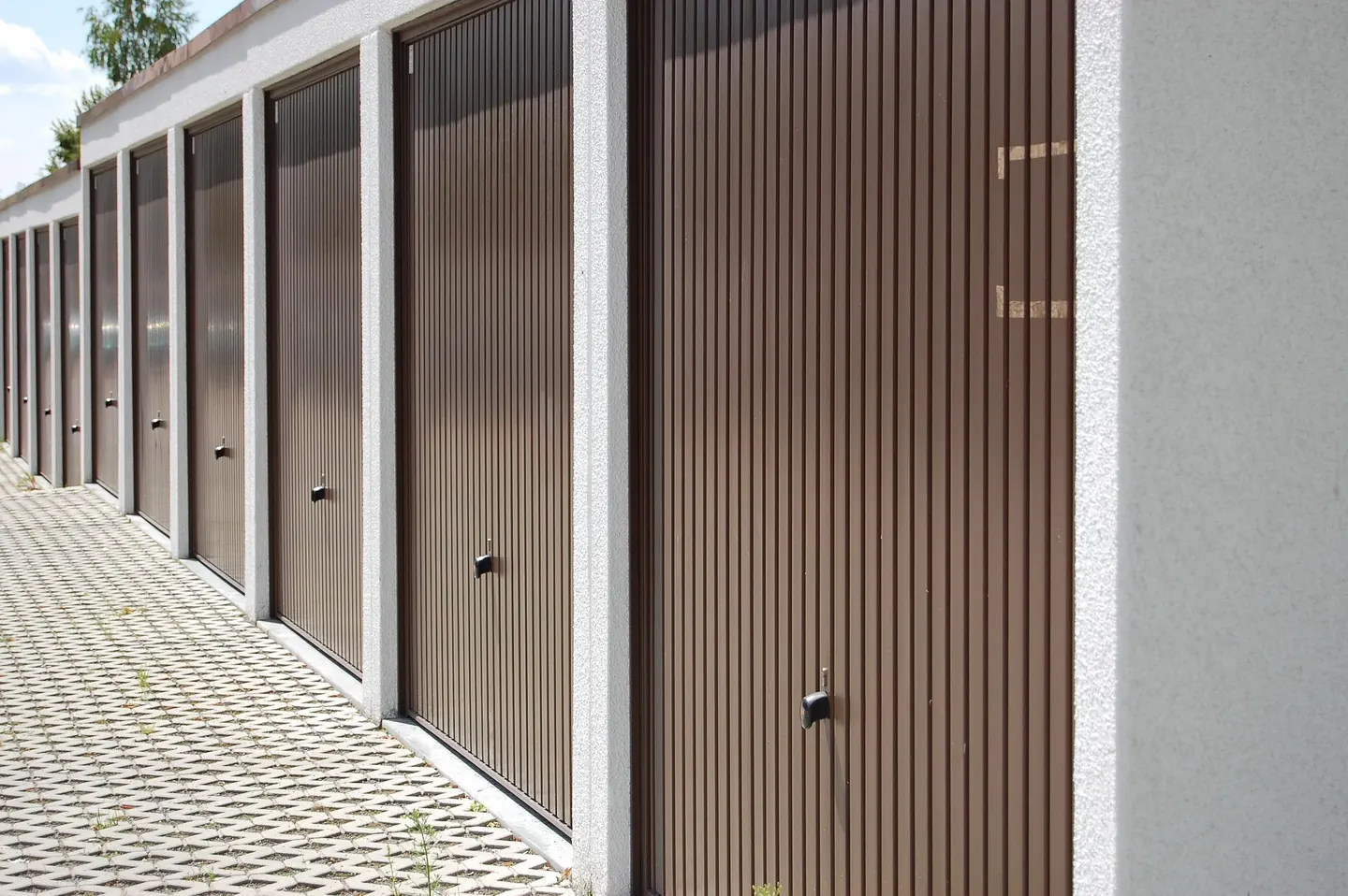 Rangée de garages individuels fermés