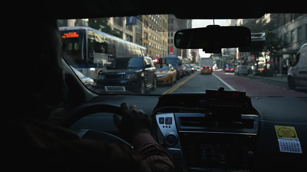 Chauffeur professionnel VTC en circulation