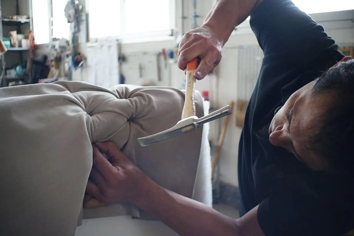 Artisan indépendant restaurant un fauteuil dans son atelier