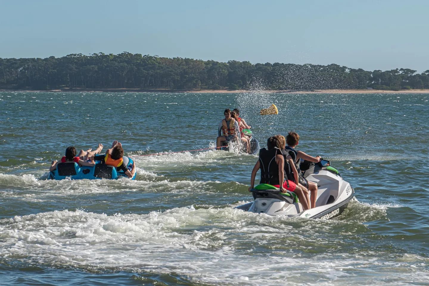 Scooters des mers en navigation lors d'une activité nautique