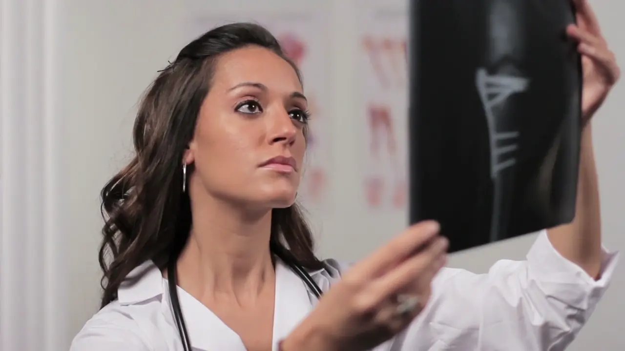 Médecin examinant une radiographie