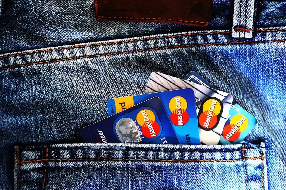 Plusieurs cartes de paiement illustrant l'accumulation des échéances